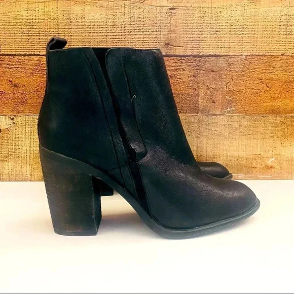 Lucky Brand Sassa Black Leather Ankle Booties - Picture 2 of 10